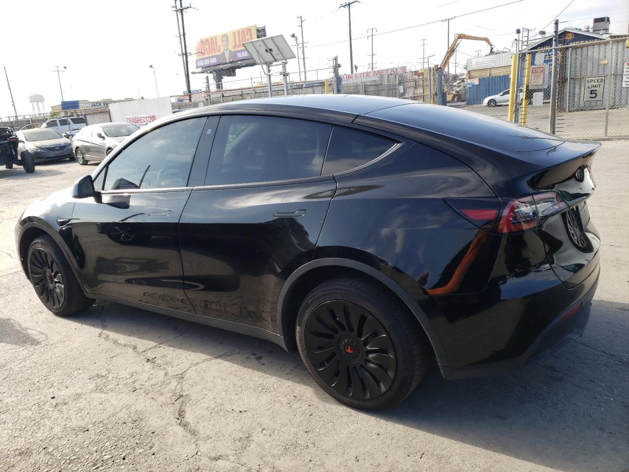 2023 Tesla Model Y vin: 7SAYGDEE2PF748581