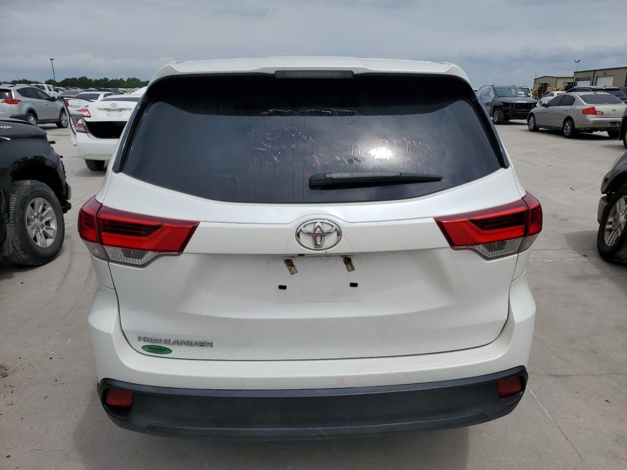 5TDZARFH8KS051901 2019 Toyota Highlander Le
