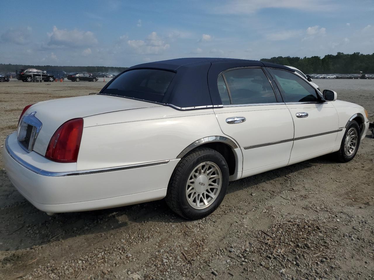 1LNFM82W1WY613104 1998 Lincoln Town Car Signature