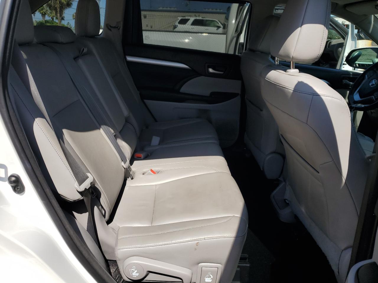 5TDKZRFH5HS516542 2017 Toyota Highlander Se