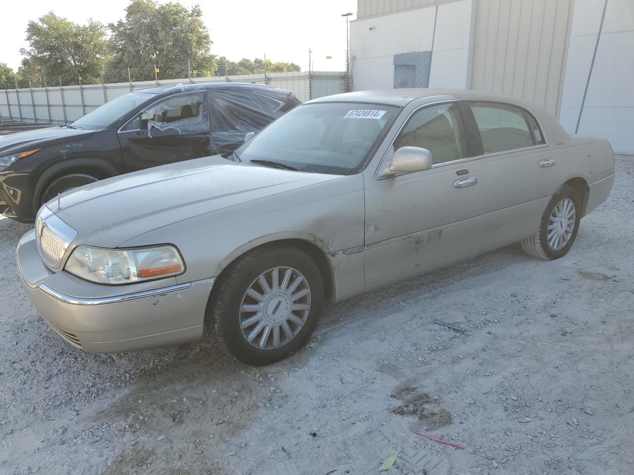 1LNHM81W35Y668534 2005 Lincoln Town Car Signature