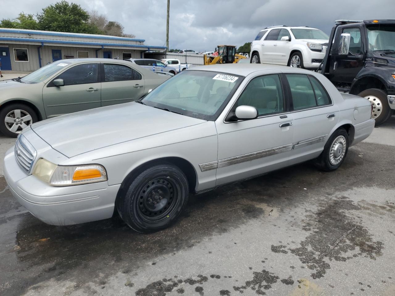 2FAFP73W81X117719 2001 Ford Crown Victoria