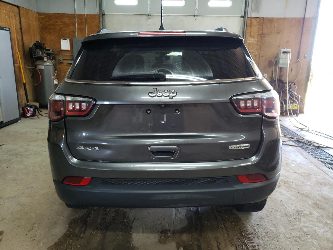 3C4NJDBB9JT255954 2018 Jeep Compass Latitude
