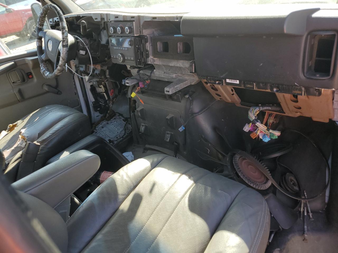 1GCWGFFA0B1127305 2011 Chevrolet Express G2500