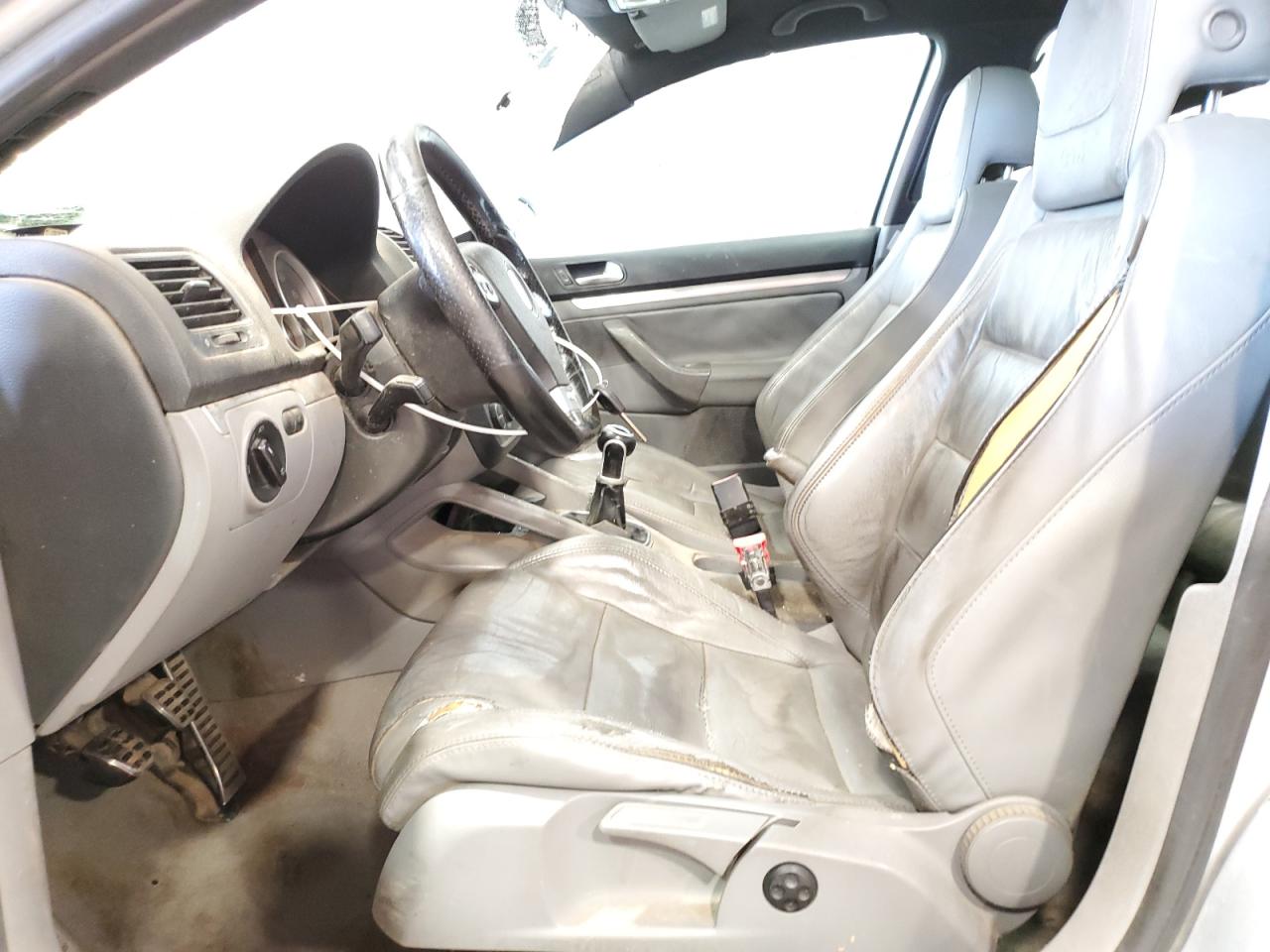 3VWXJ71K16M675783 2006 Volkswagen Jetta Gli Option Package 2