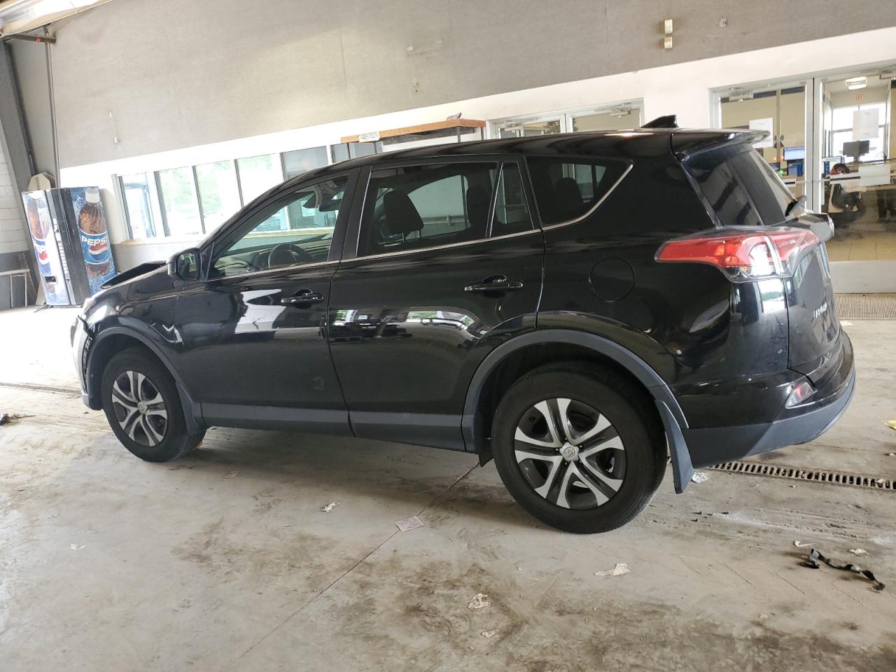 2018 Toyota Rav4 Le vin: 2T3BFREV5JW738356