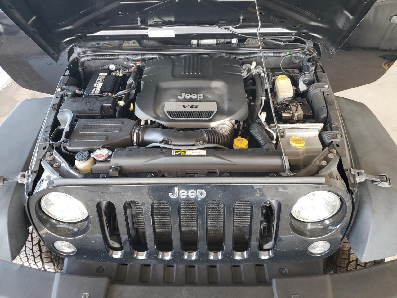 1C4BJWDG4FL740531 2015 Jeep Wrangler Unlimited Sport