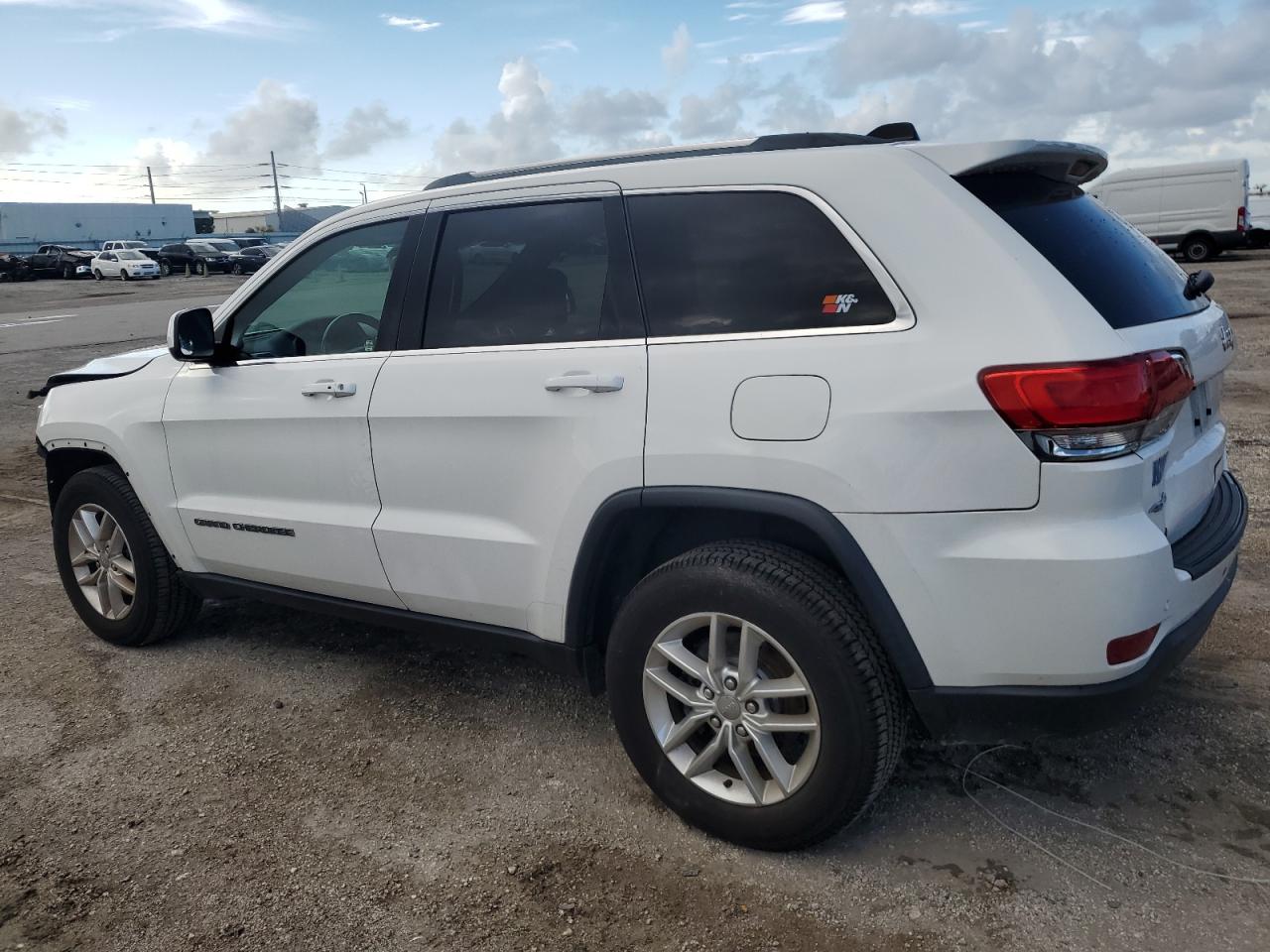 1C4RJFAG8JC147041 2018 Jeep Grand Cherokee Laredo