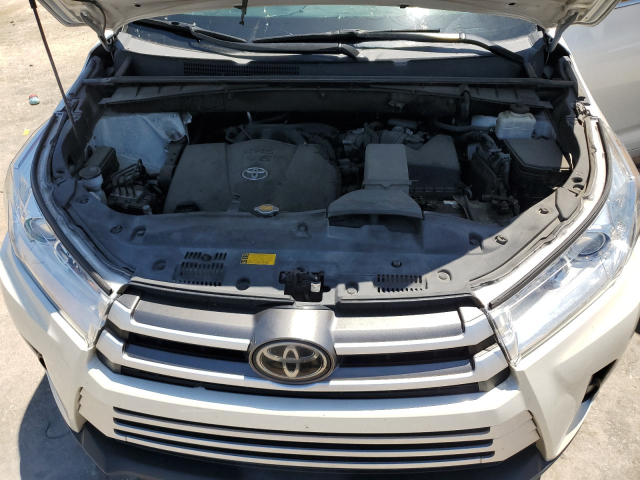 5TDKZRFH3HS518984 2017 Toyota Highlander Se