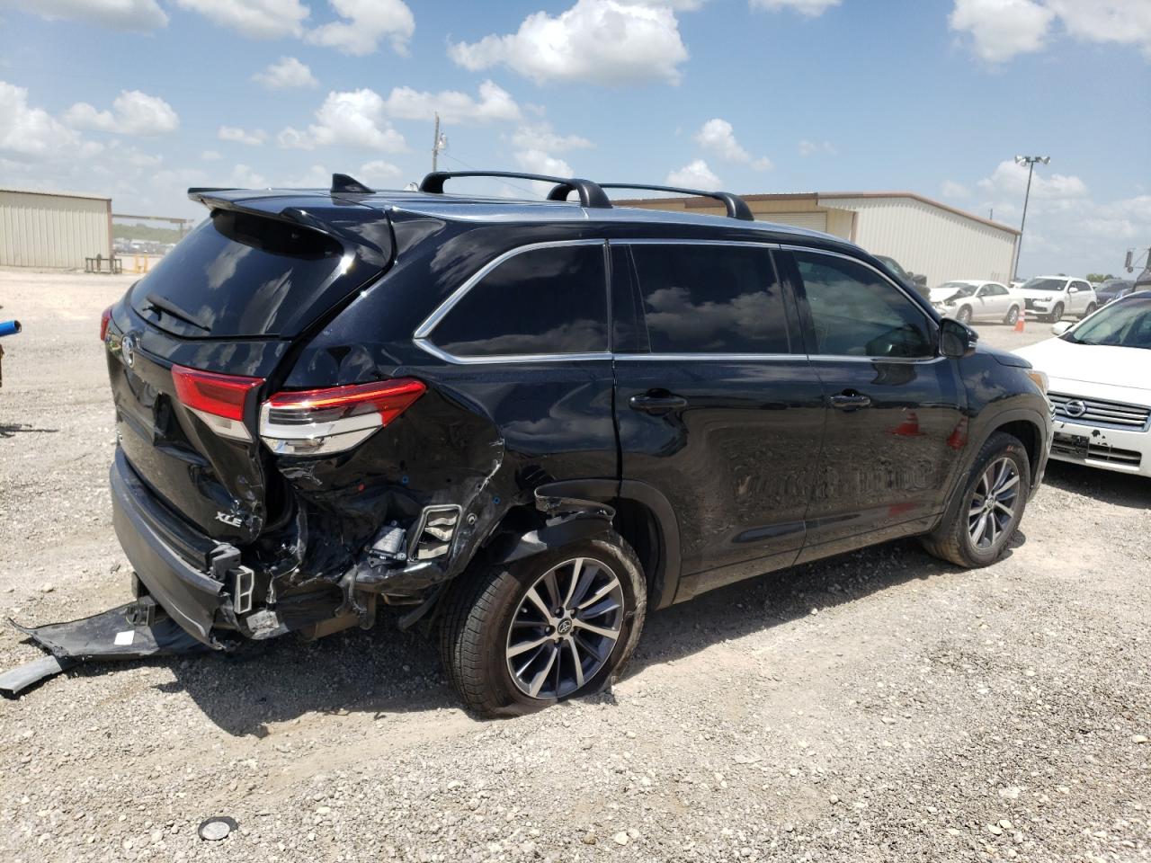 5TDKZRFH6JS537339 2018 Toyota Highlander Se