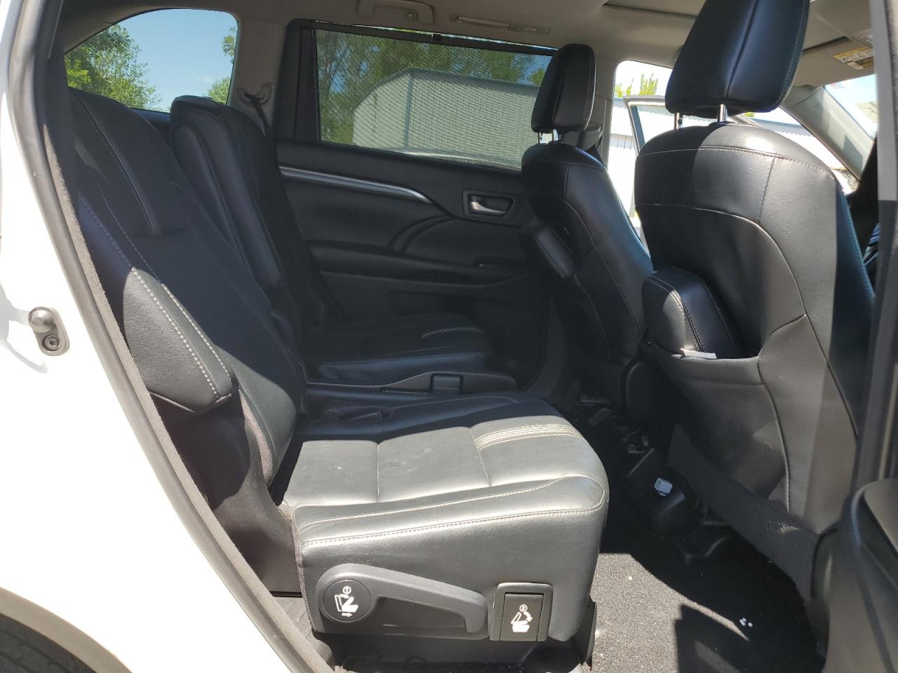 5TDJZRFH9JS546760 2018 Toyota Highlander Se