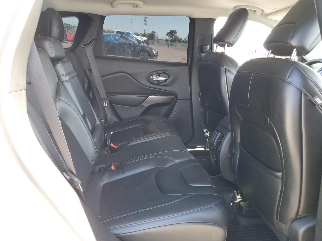 1C4PJMLB2KD399053 2019 Jeep Cherokee Latitude Plus