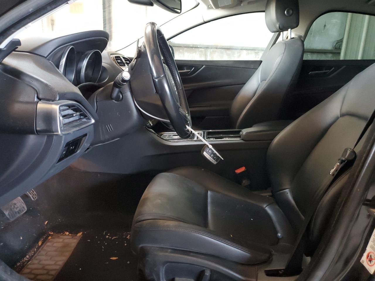 SAJAR4FX6JCP33046 2018 Jaguar Xe