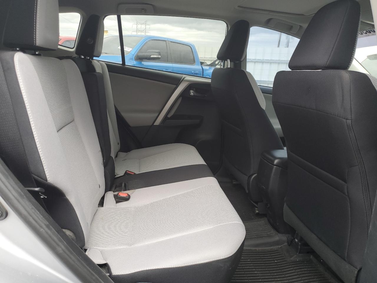 2T3RFREV5HW615441 2017 Toyota Rav4 Xle