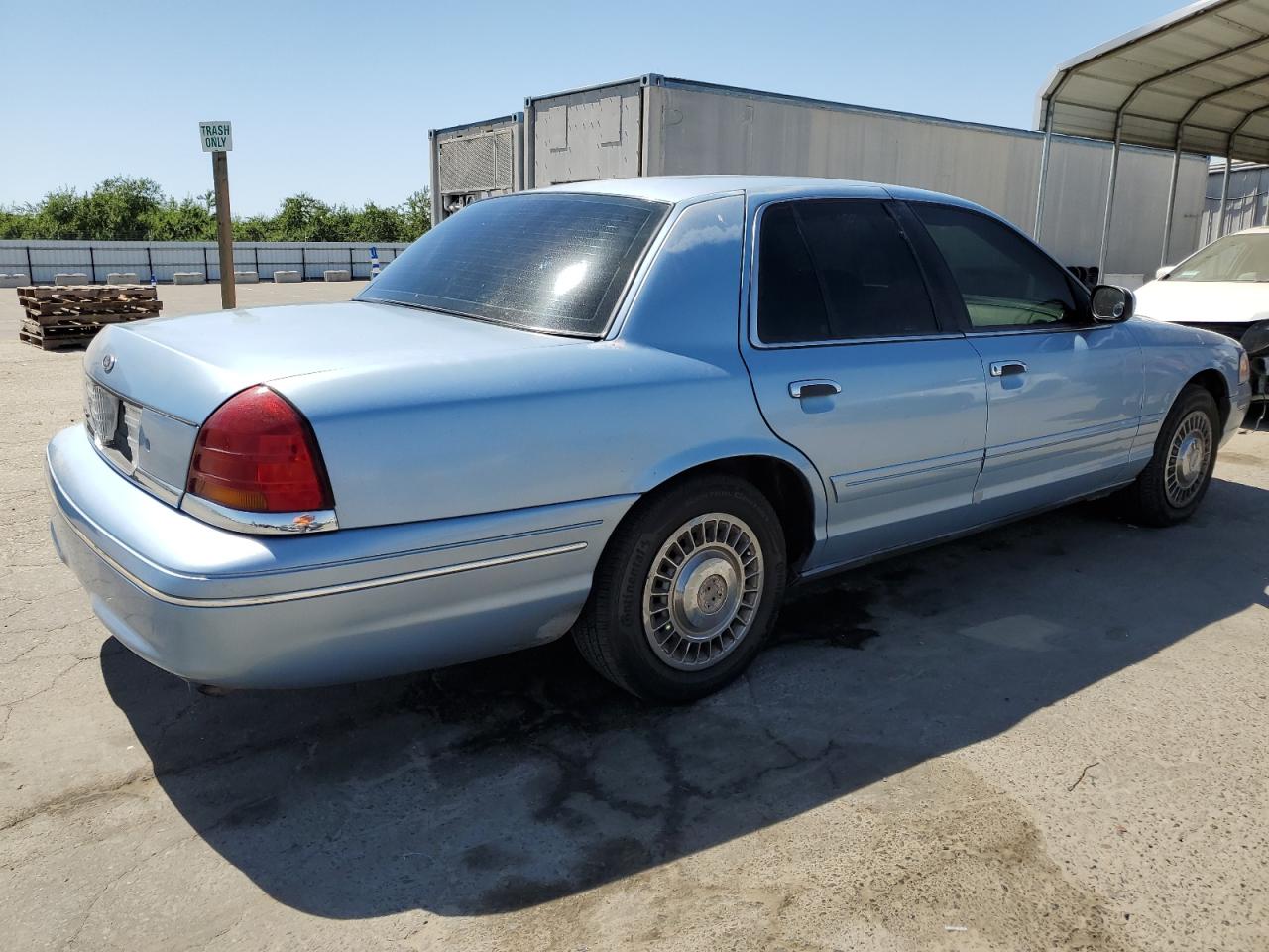 2FAFP73W51X106936 2001 Ford Crown Victoria