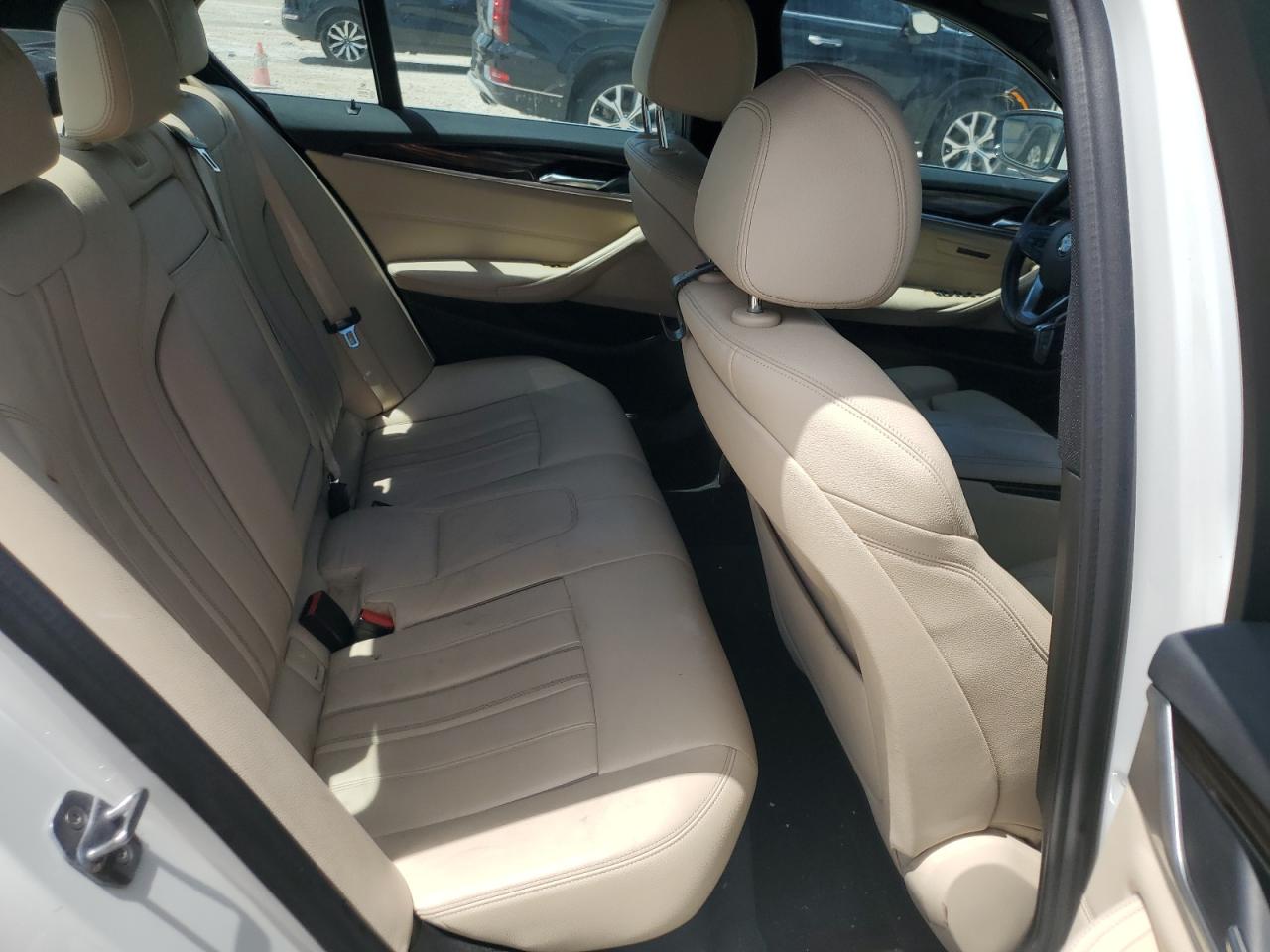 WBAJA7C59KWW17668 2019 BMW 530 Xi