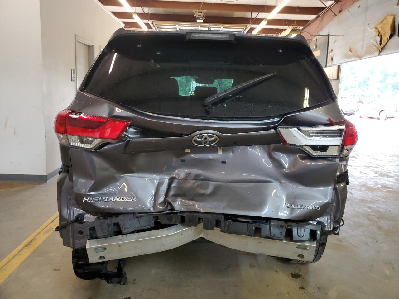 5TDJZRFH1KS622084 2019 Toyota Highlander Se