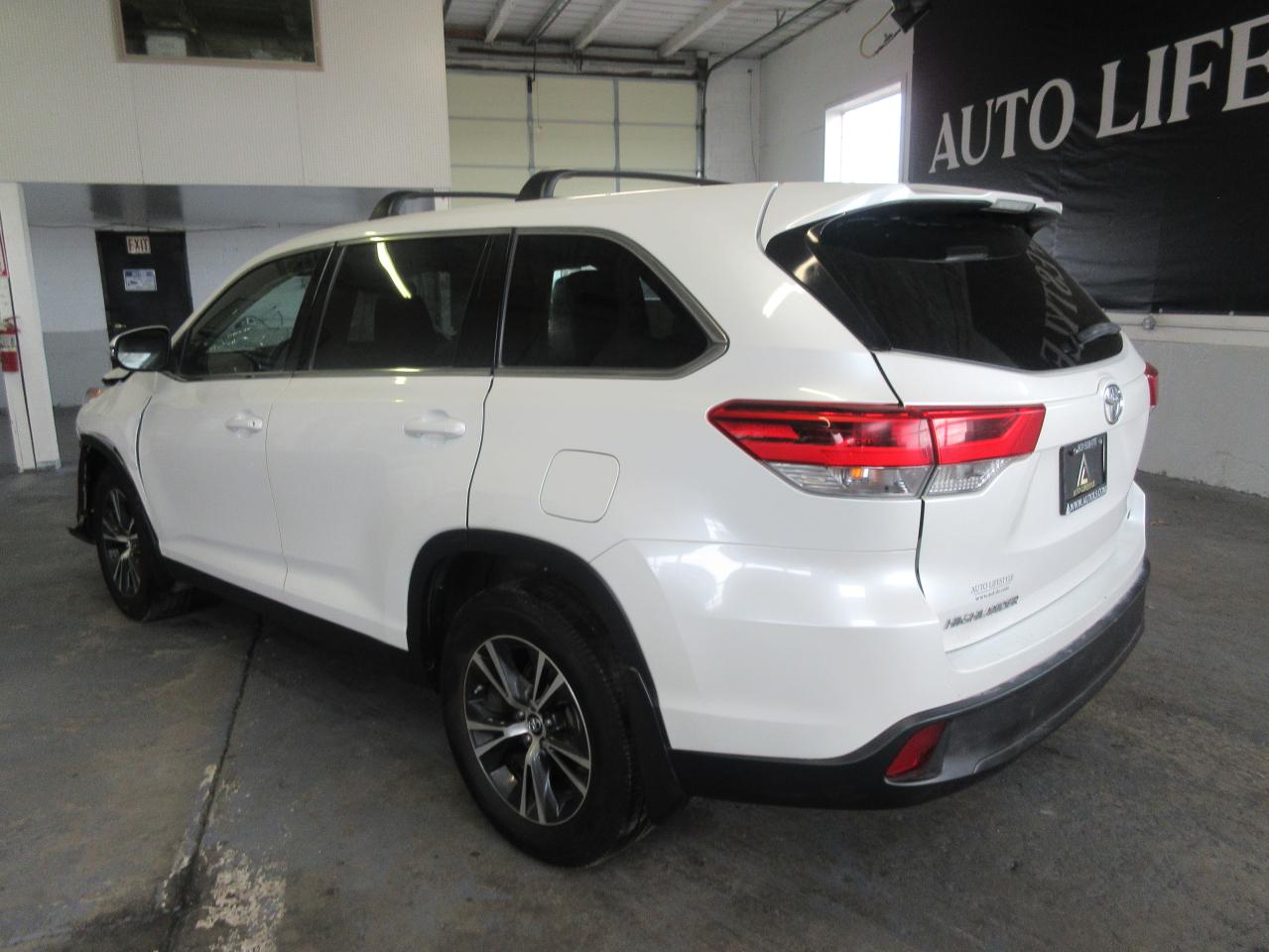 2019 Toyota Highlander Le vin: 5TDBZRFH5KS944960