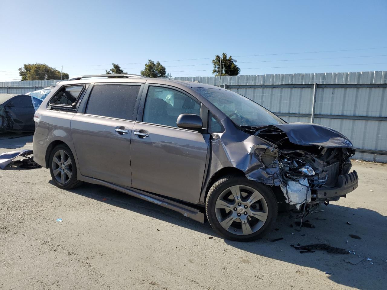 2015 Toyota Sienna Sport vin: 5TDXK3DC6FS667689