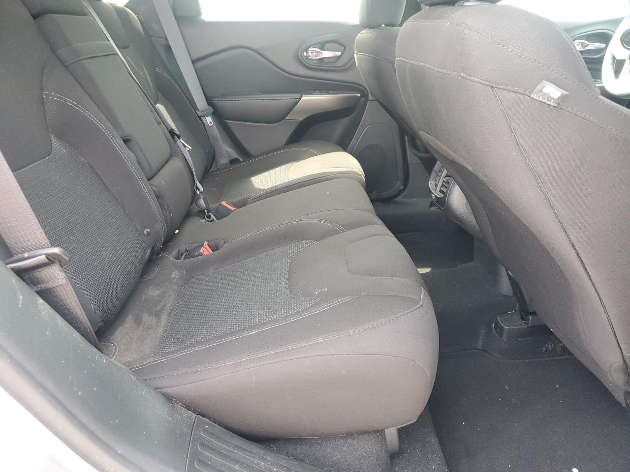 1C4PJLCB0KD297339 2019 Jeep Cherokee Latitude