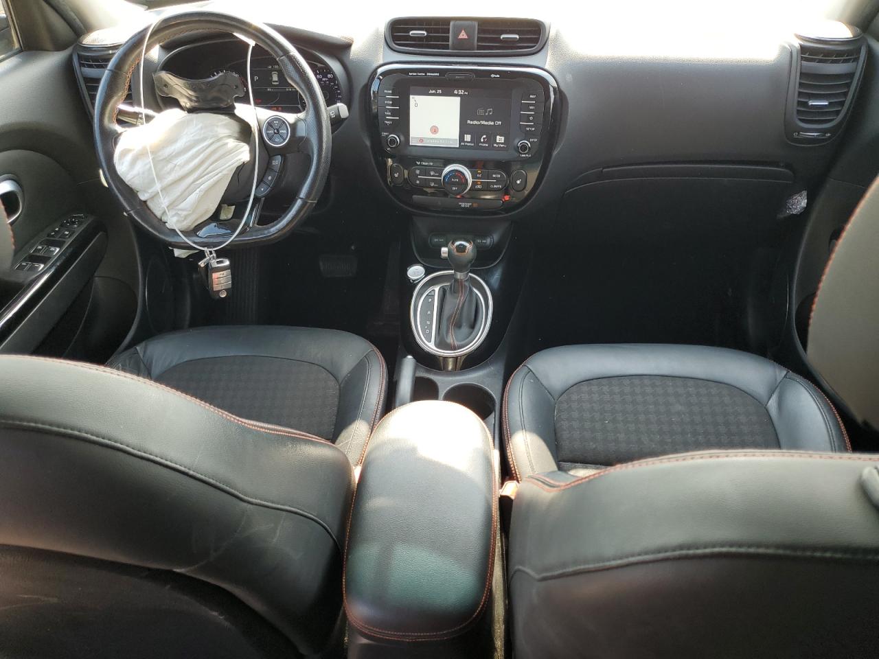 KNDJX3AA4J7516668 2018 Kia Soul !