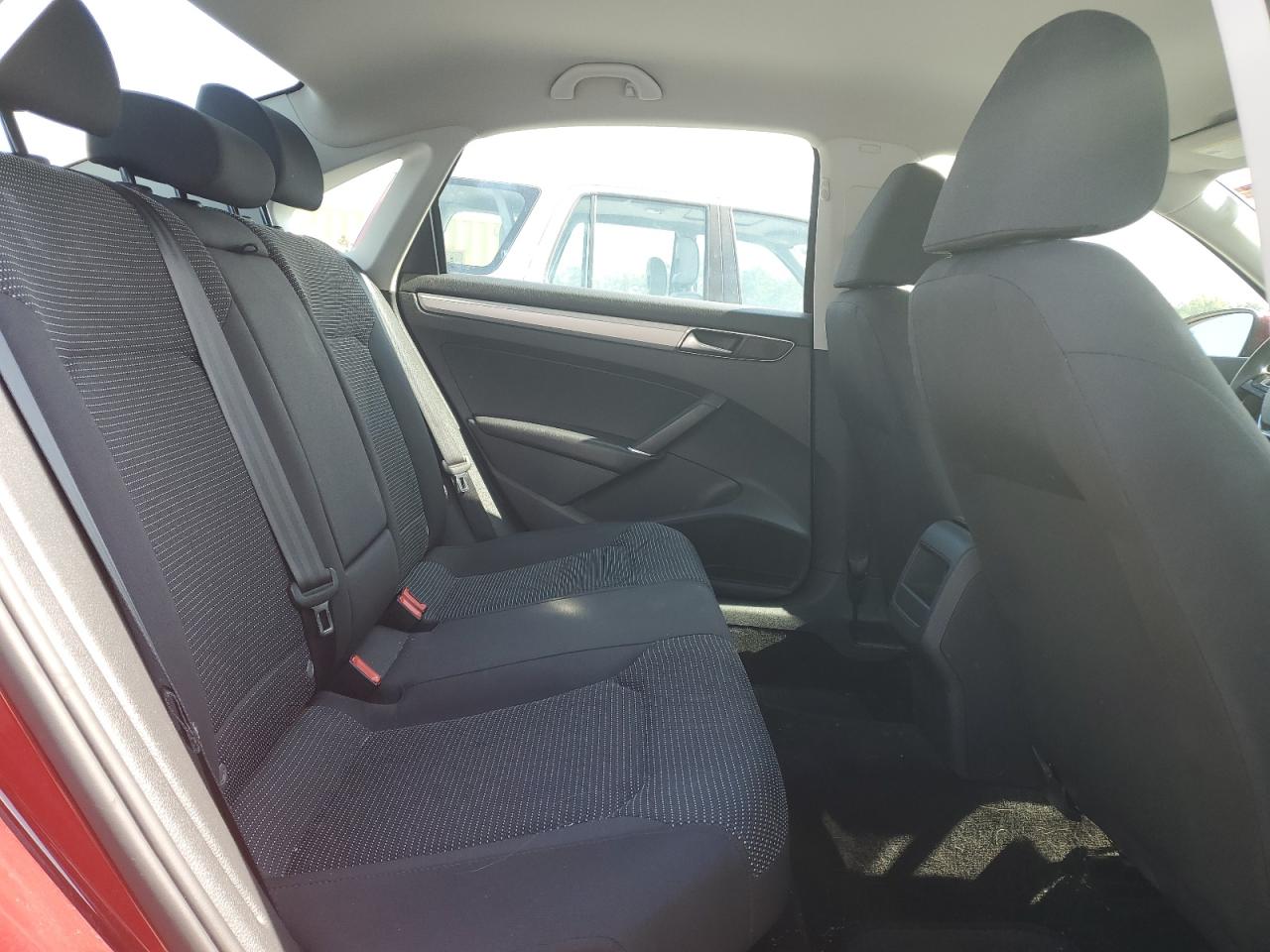 1VWAA7A35JC033365 2018 Volkswagen Passat S