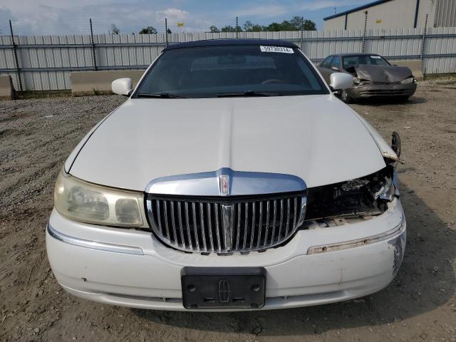 1LNFM82W1WY613104 1998 Lincoln Town Car Signature