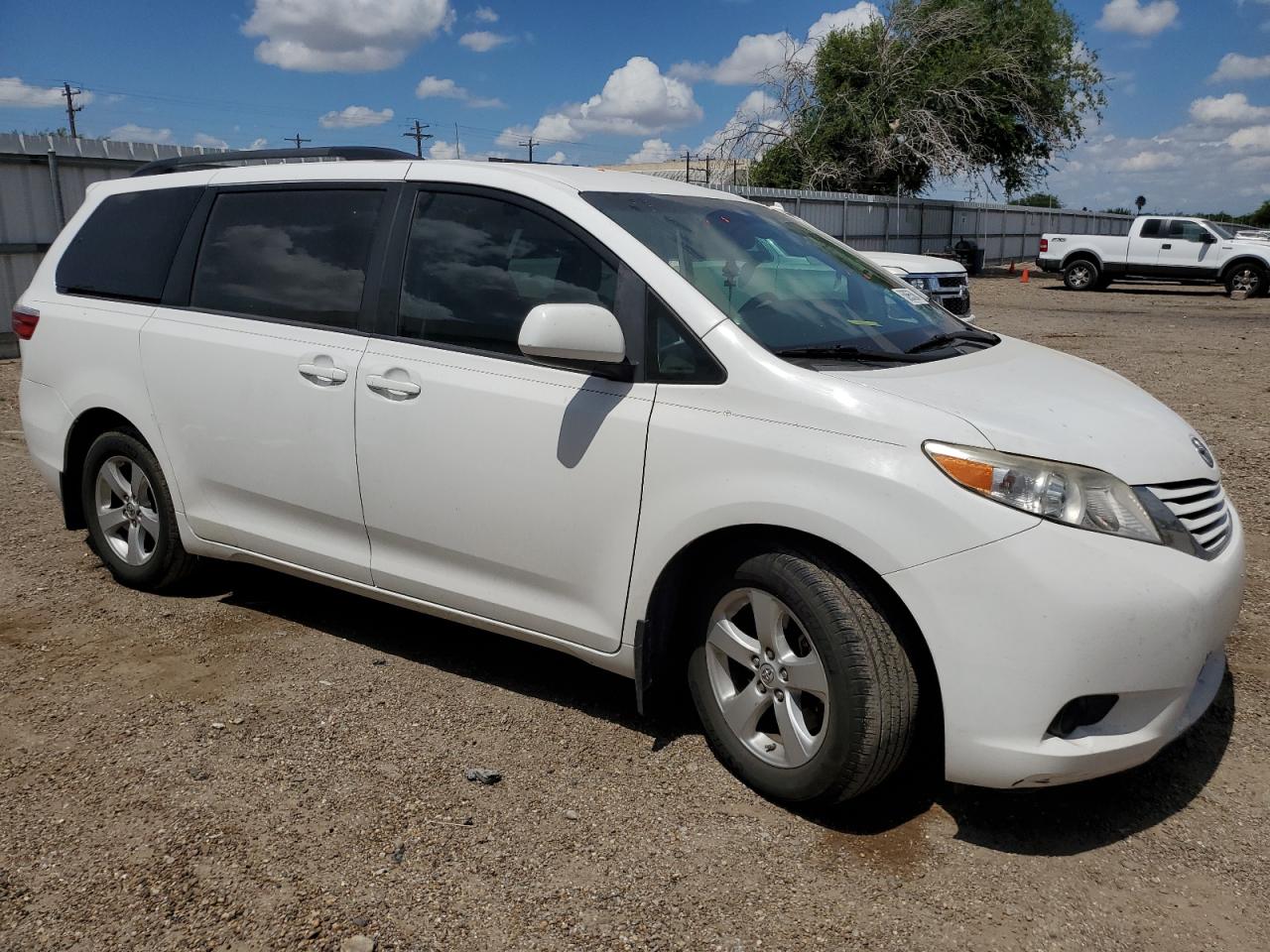 5TDKZ3DC2HS888828 2017 Toyota Sienna Le