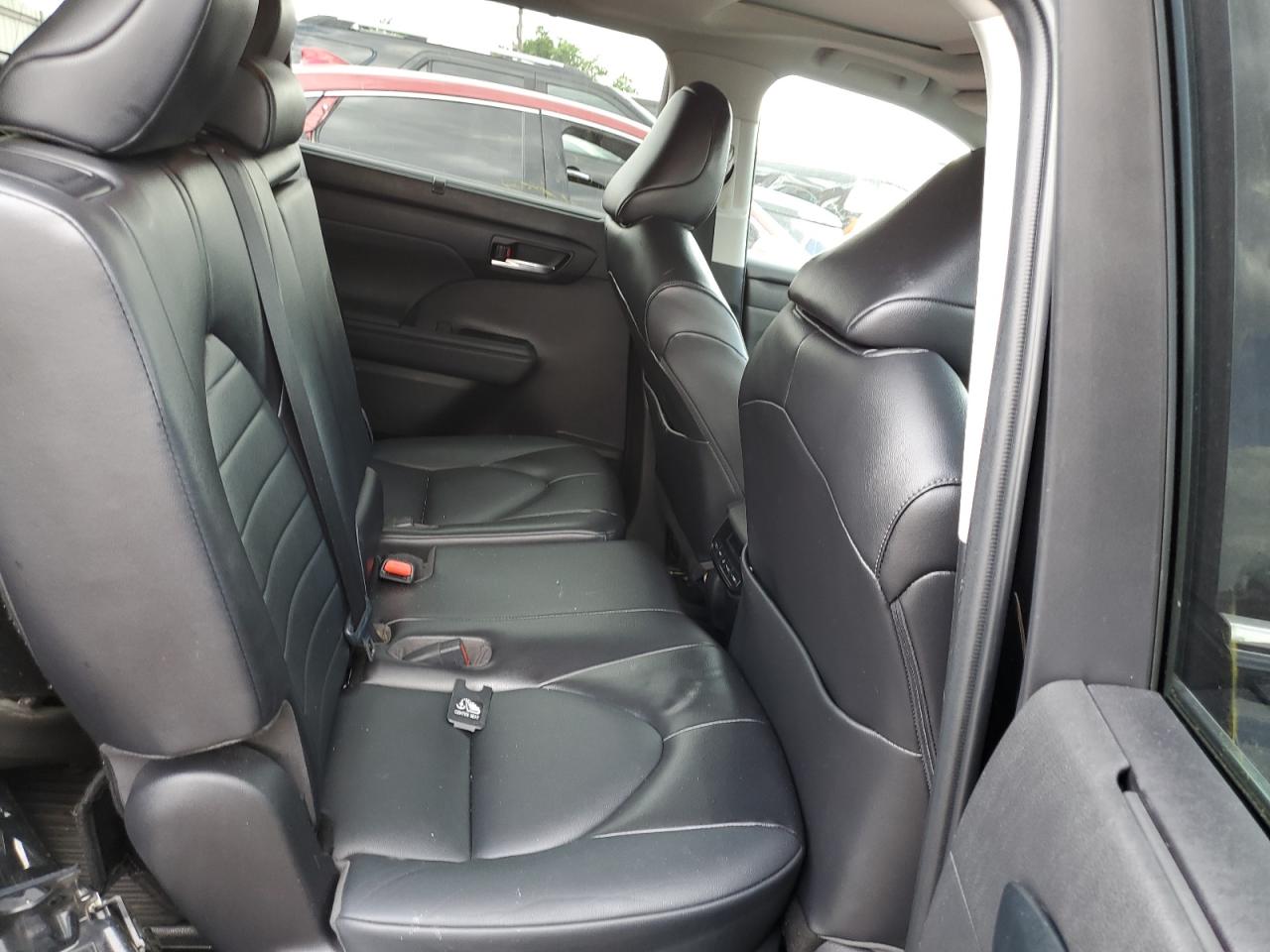 5TDGZRBH7NS583229 2022 Toyota Highlander Xle