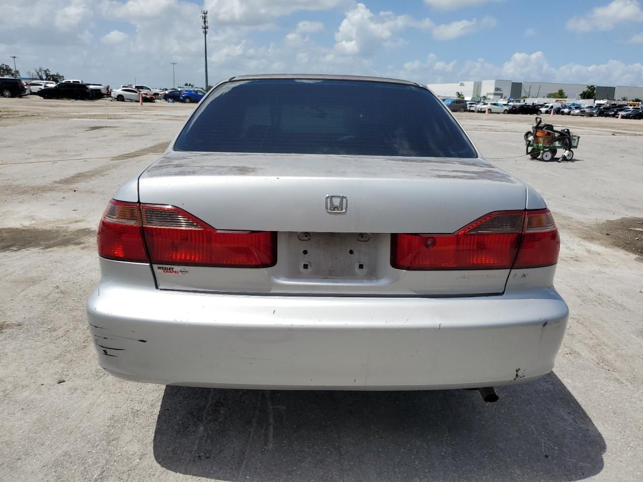 1HGCG5642YA063589 2000 Honda Accord Lx