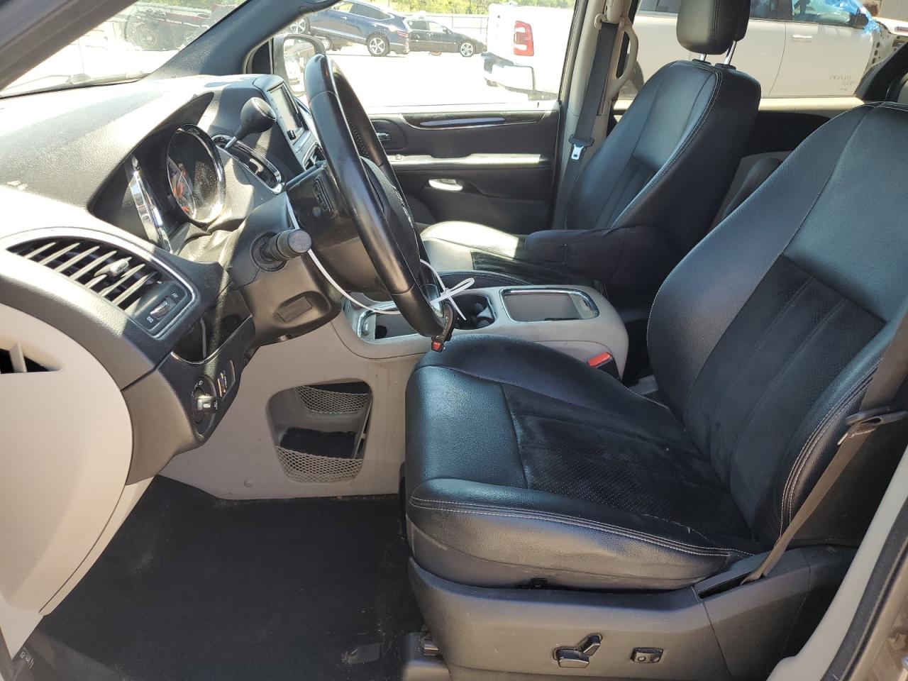 2C4RDGCG0HR826135 2017 Dodge Grand Caravan Sxt