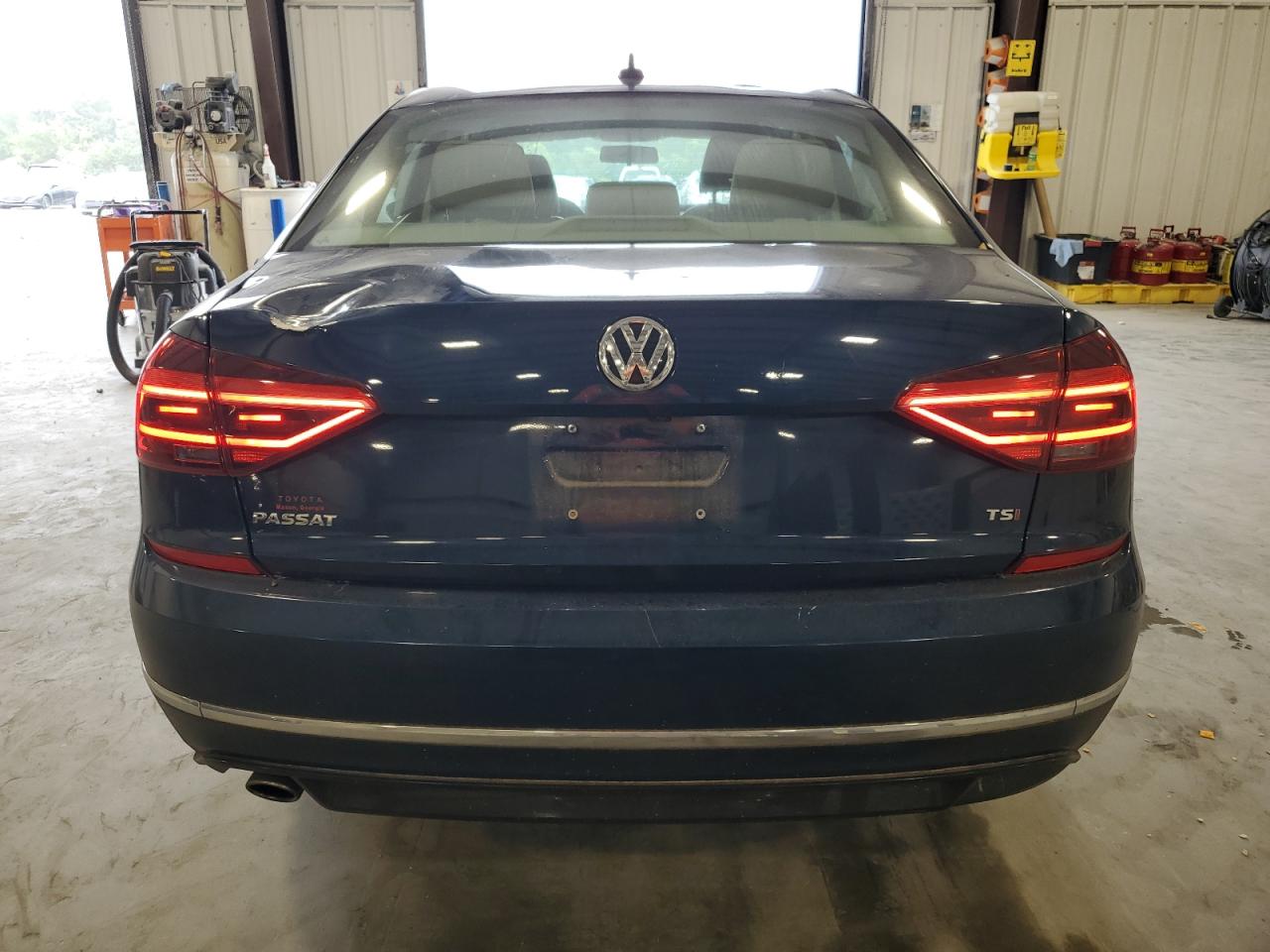 1VWAA7A36JC000827 2018 Volkswagen Passat S