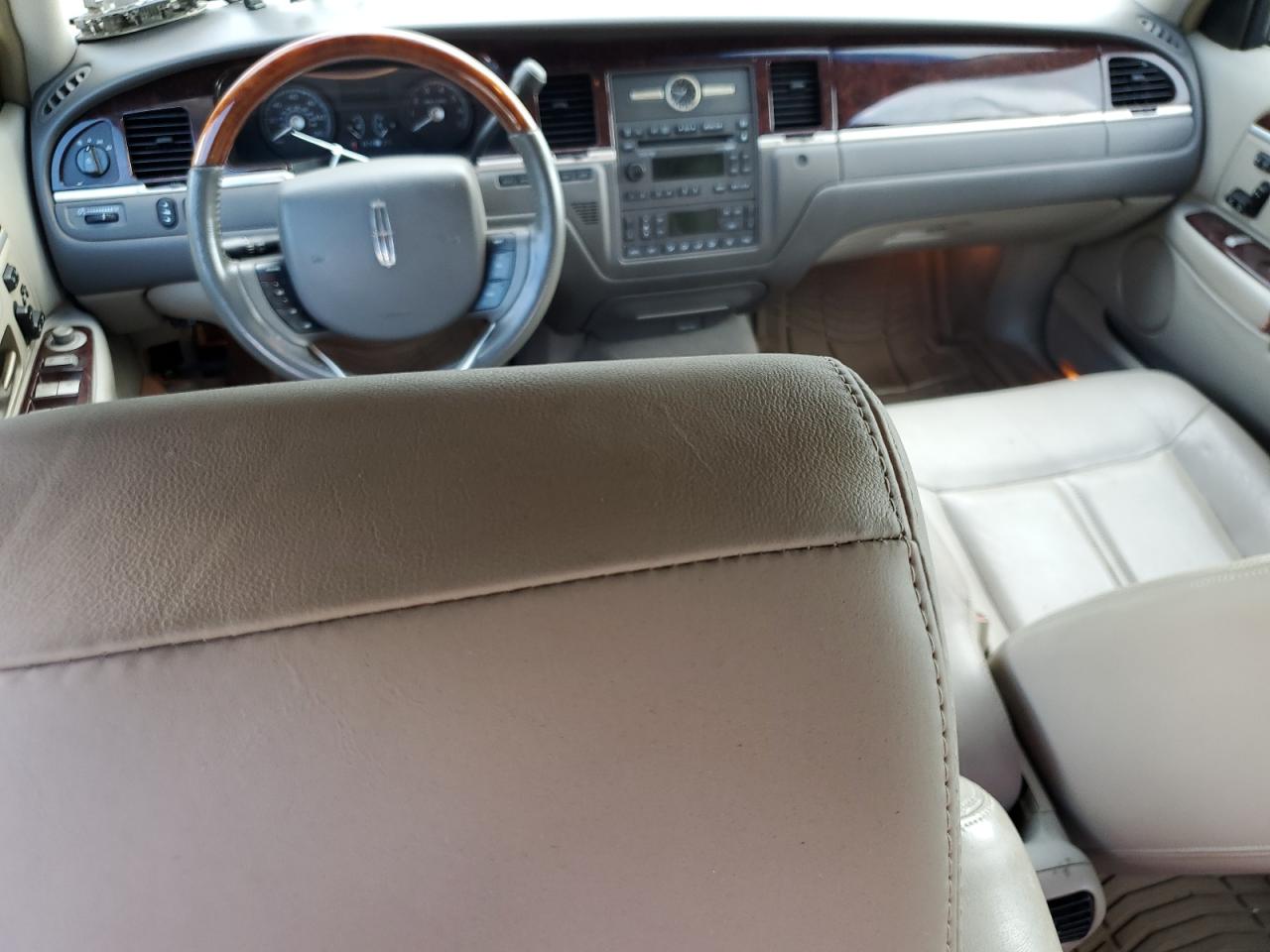 2LNBL8CV6BX753120 2011 Lincoln Town Car Signature Limited