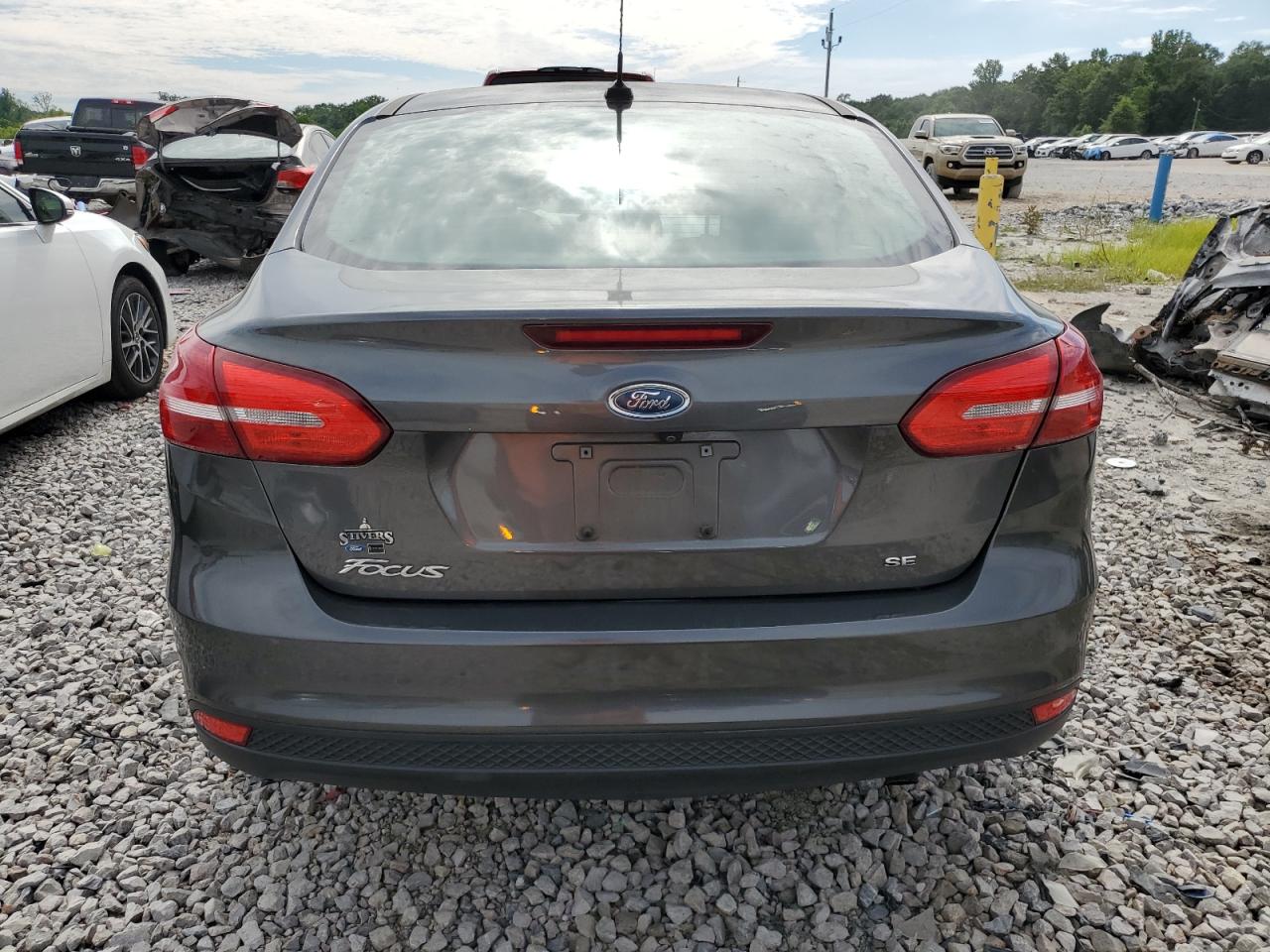 2018 Ford Focus Se vin: 1FADP3F26JL219977