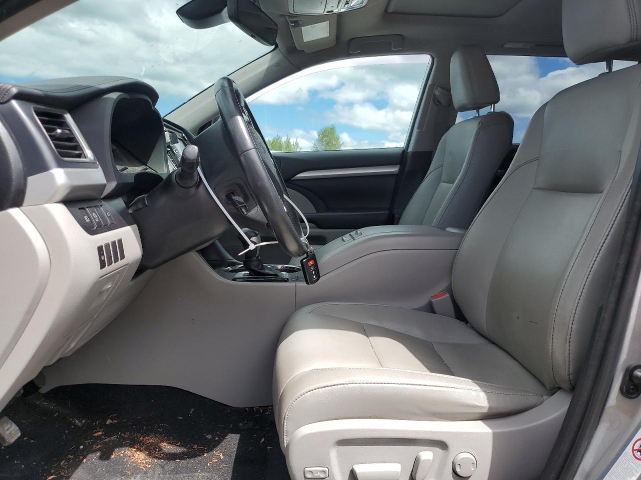 5TDJZRFH7JS831022 2018 Toyota Highlander Se