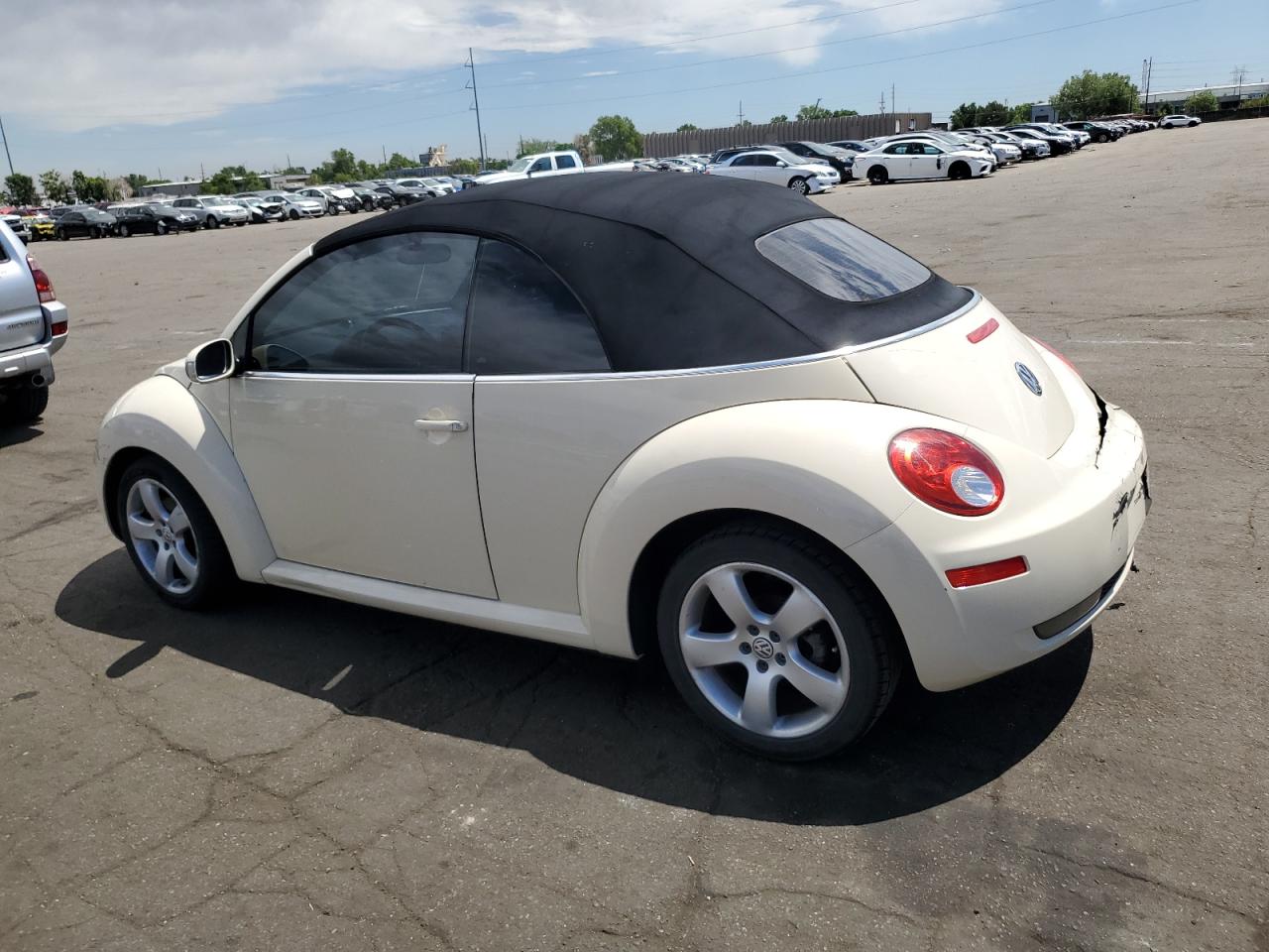 3VWSF31Y16M309458 2006 Volkswagen New Beetle Convertible Option Package 2