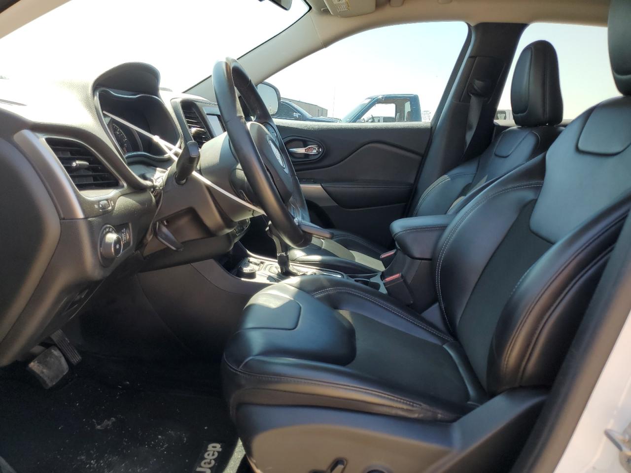 1C4PJMLB5KD181592 2019 Jeep Cherokee Latitude Plus