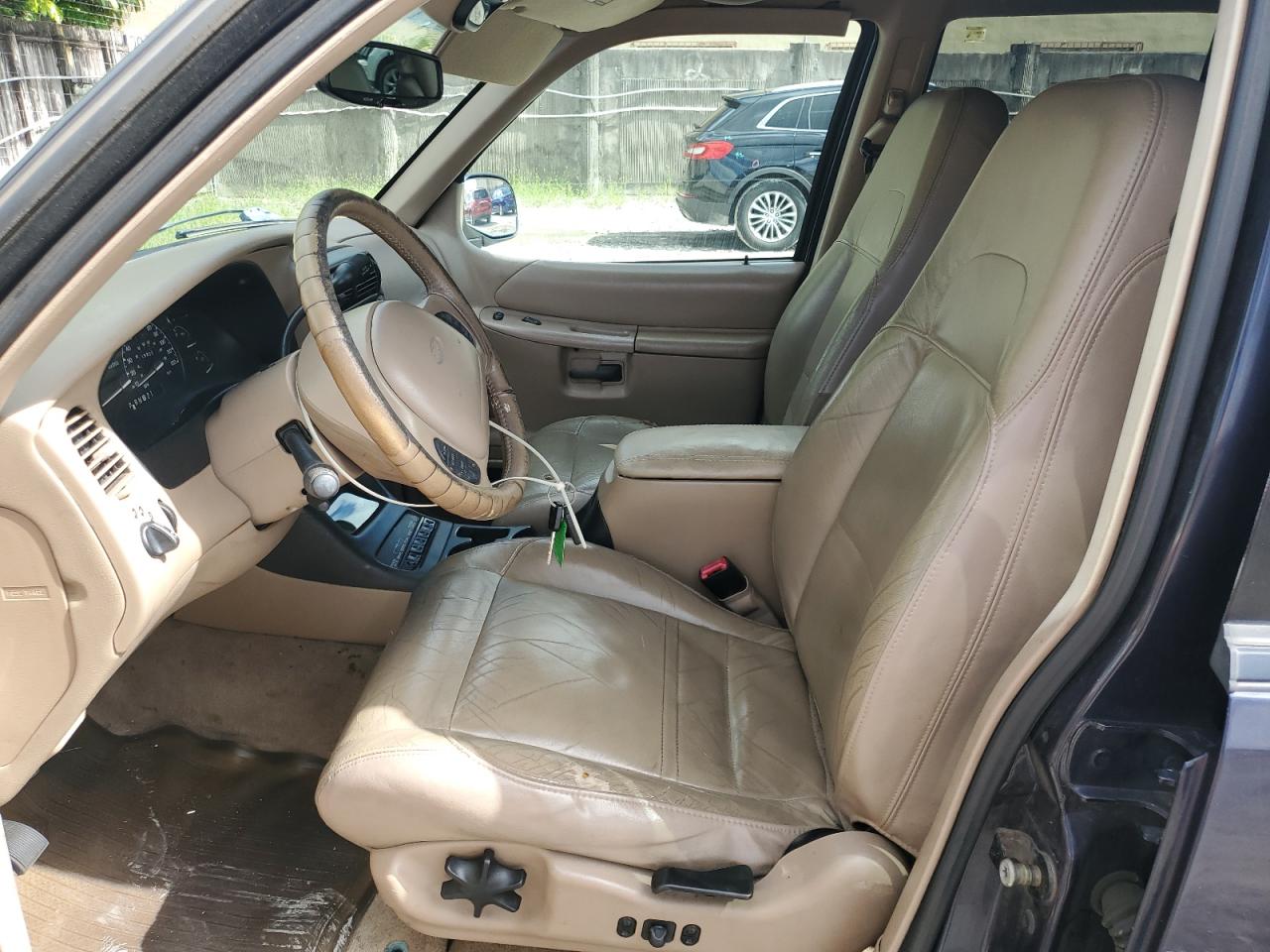 1FMDU84P2YZB67930 2000 Ford Explorer Eddie Bauer