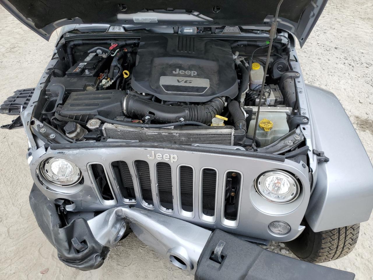 1C4GJWBG7JL925559 2018 Jeep Wrangler Sahara