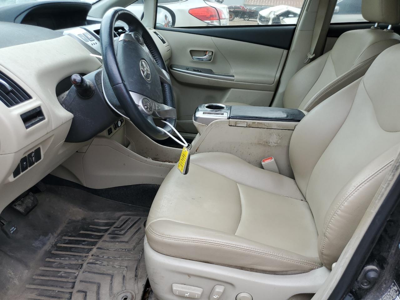 JTDZN3EUXGJ045599 2016 Toyota Prius V