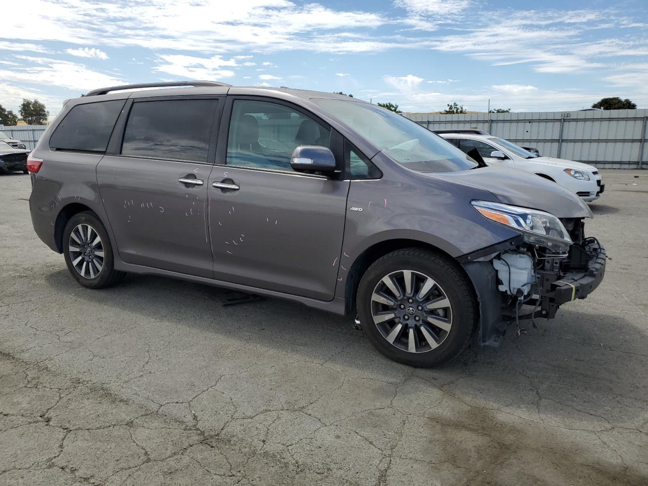 2018 Toyota Sienna Xle vin: 5TDDZ3DC3JS208871