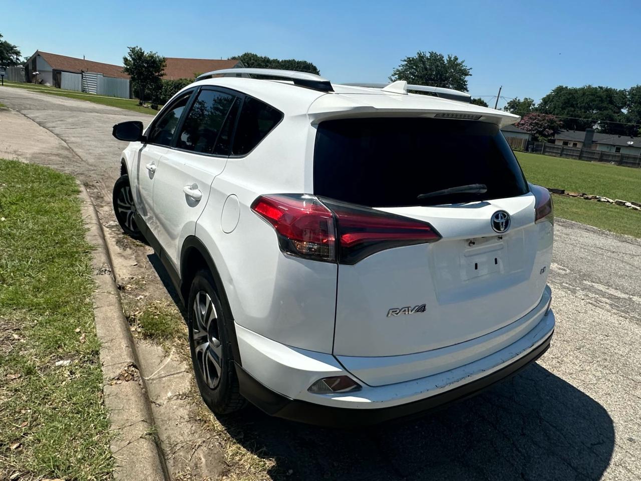 2017 Toyota Rav4 Le vin: 2T3ZFREV4HW340595