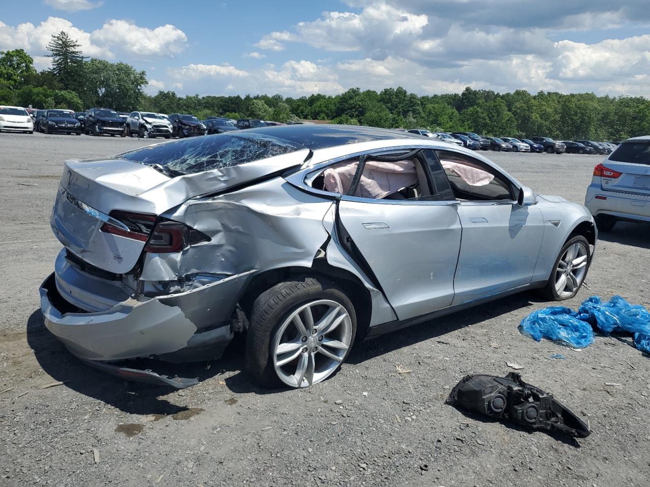 2014 Tesla Model S vin: 5YJSA1H1XEFP39703