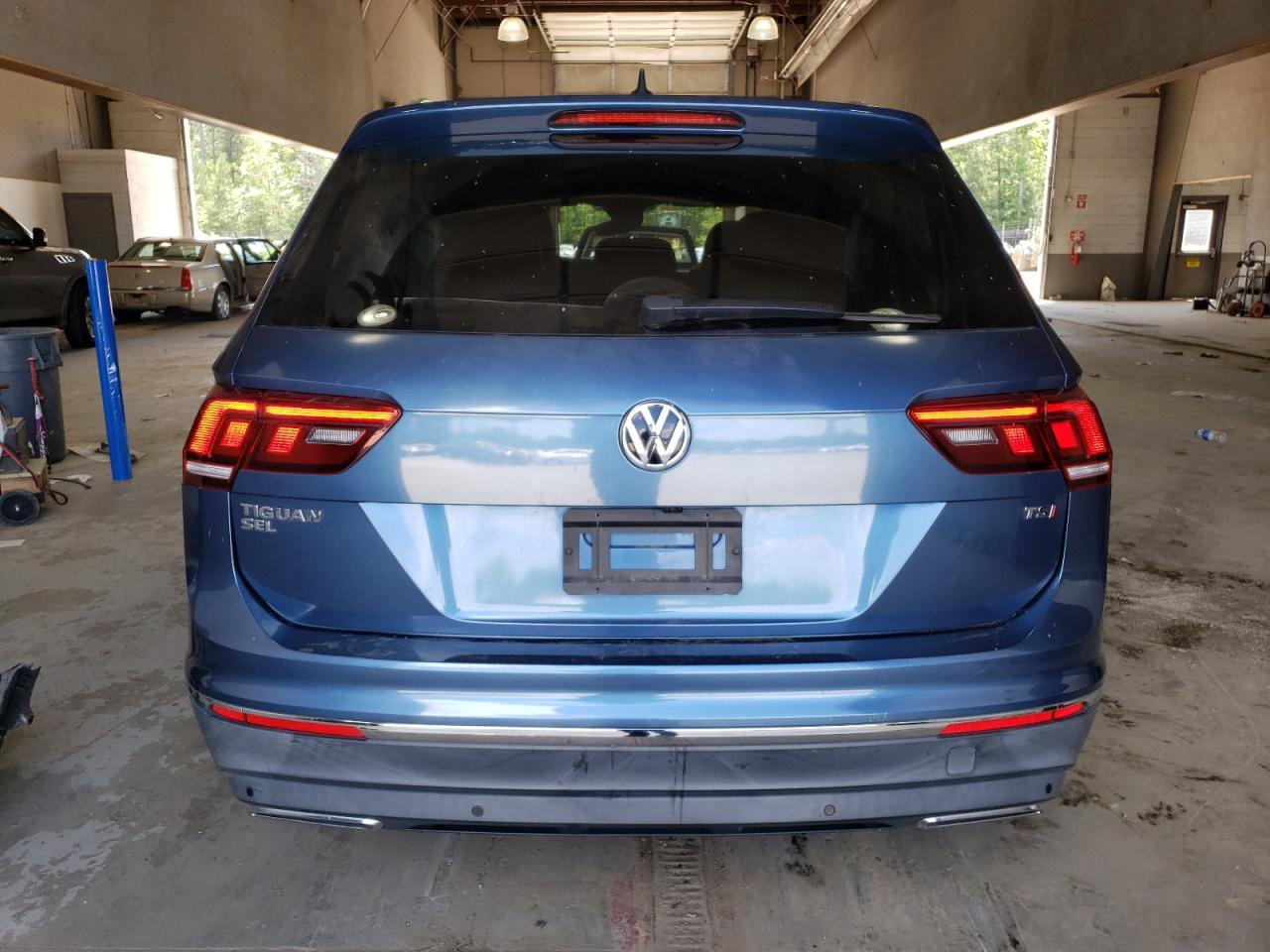 3VV5B7AX4JM214381 2018 Volkswagen Tiguan Sel Premium
