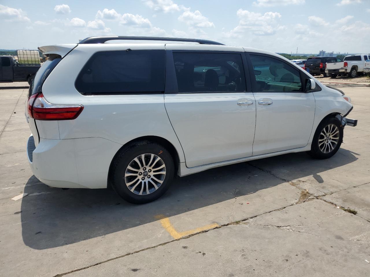 2018 Toyota Sienna Xle vin: 5TDYZ3DC3JS927622