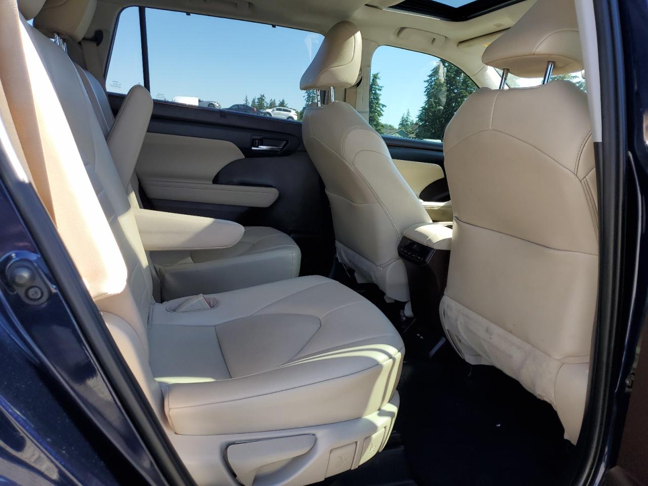 5TDGZRAHXMS048878 2021 Toyota Highlander Xle