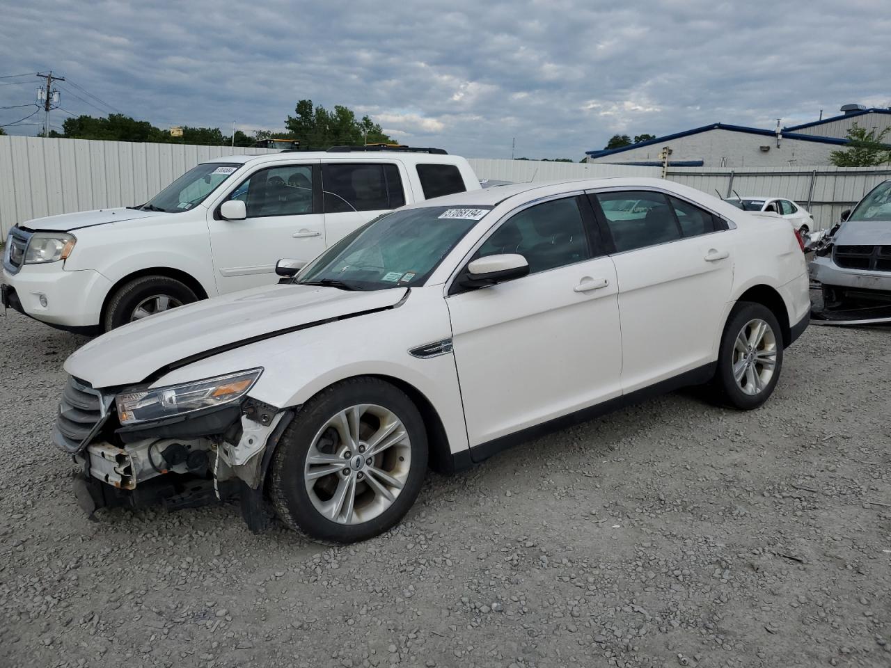 1FAHP2H8XHG124984 2017 Ford Taurus Sel