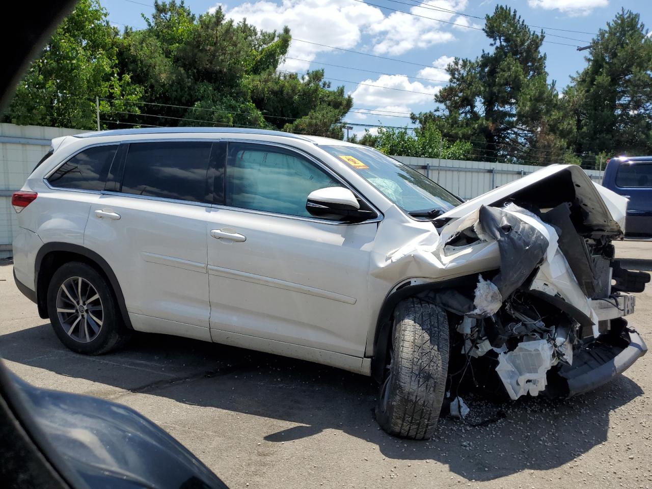 5TDJZRFH3JS559343 2018 Toyota Highlander Se