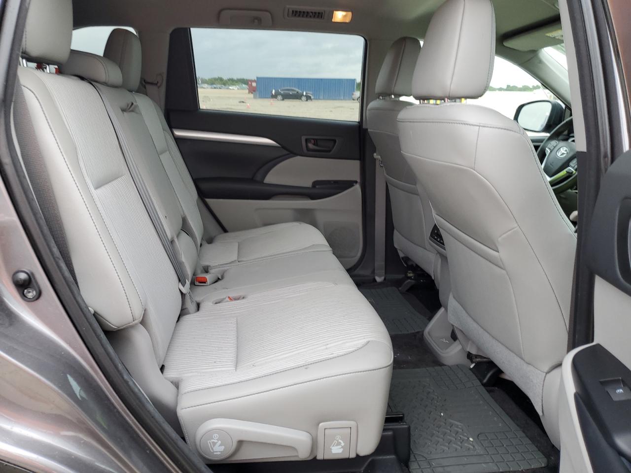 5TDZZRFH9JS250625 2018 Toyota Highlander Le