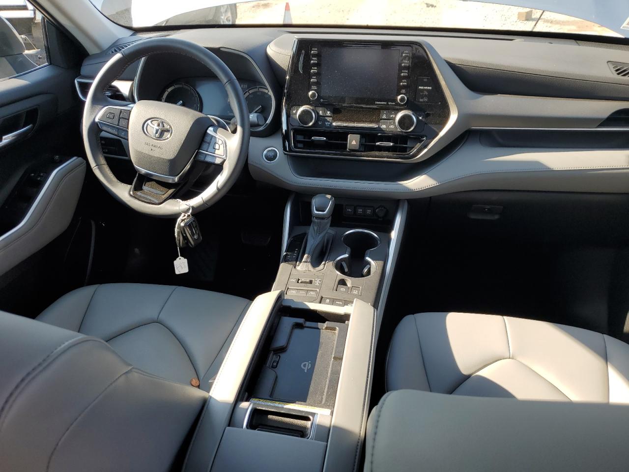 5TDHZRBH8MS149663 2021 Toyota Highlander Xle